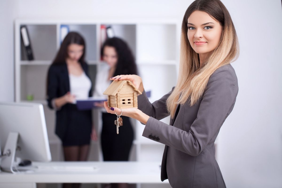 Mortgage Broker vs. Loan Officer: Understanding the Differences
